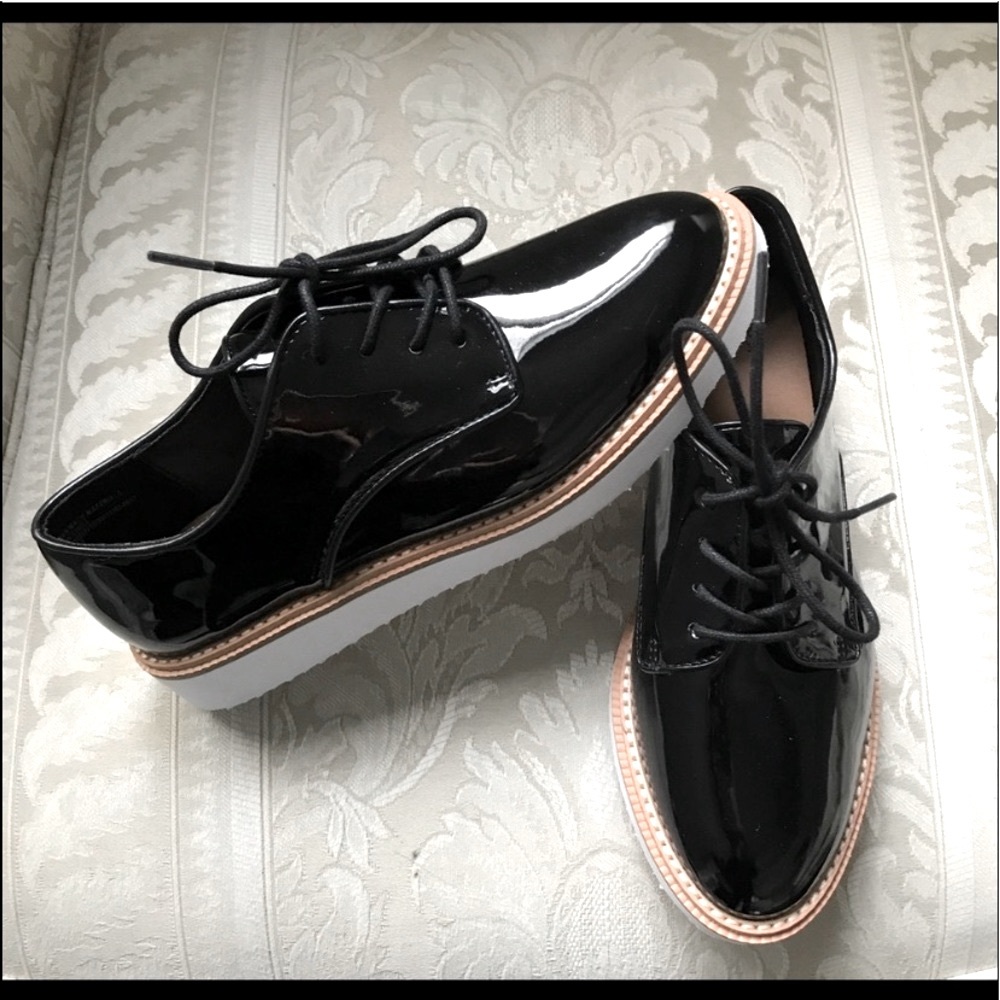 NWOT Women’s patent leather lace up flats.Sz8.